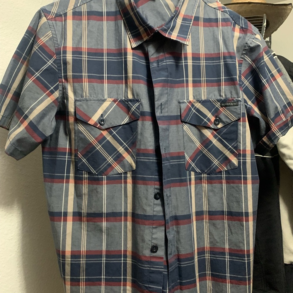 Oakley short sleeve shirt